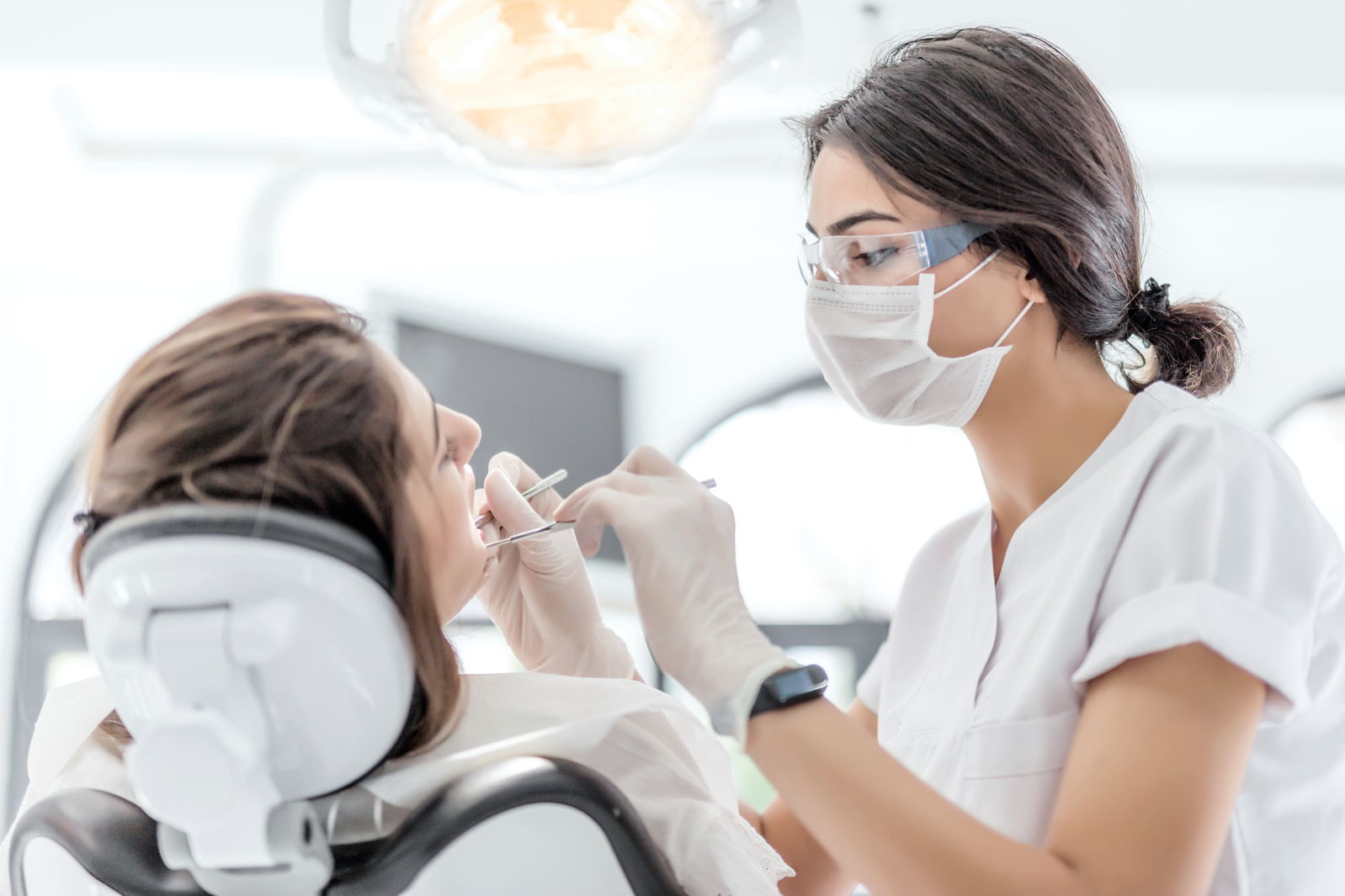 Eine Patientin wird von einer Zahnärztin behandelt.