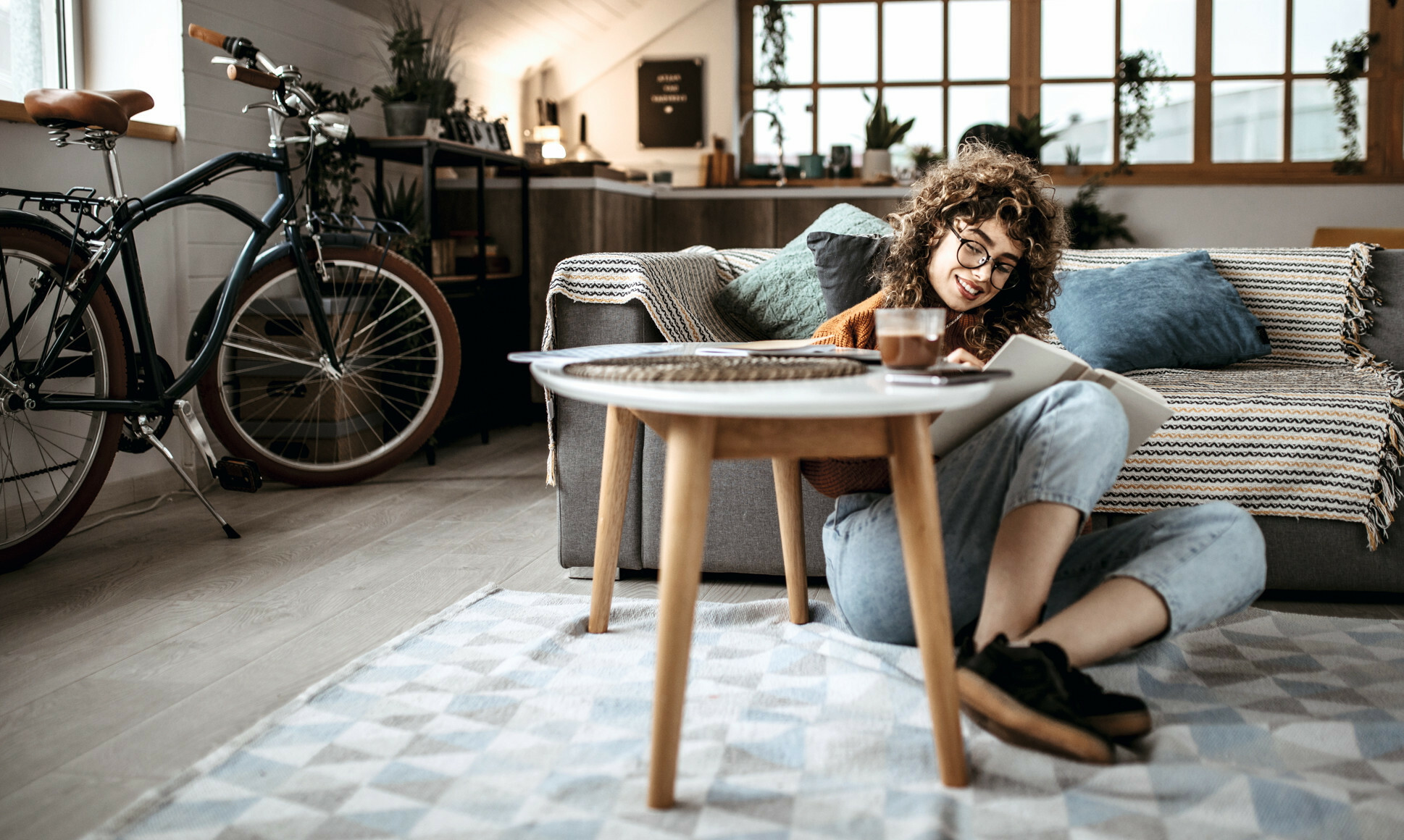 Das Fahrrad eines Studenten steht im Wohnzimmer, damit die Versicherung im Falle eines Diebstahls greift.