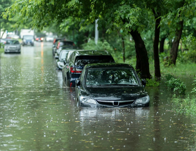 Ein Auto wurde durch Hagel beschädigt