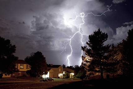 Ein Gewitter tobt über einer Stadt.