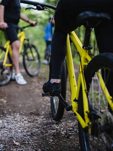 Fahrradunfall-Versicherung: Mountainbiker unterwegs – Header-Bild