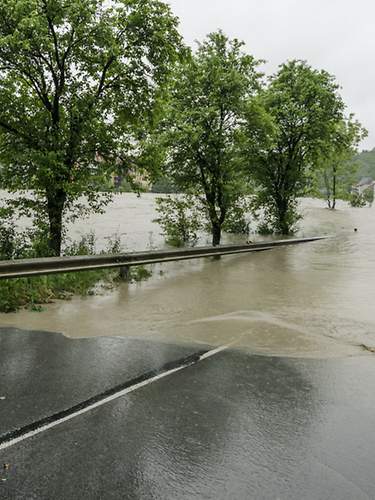 Das Bild zeigt eine Überschwemmung durch Hochwasser. 