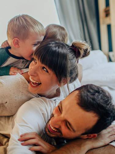 Das Bild zeigt eine Familie und die damit verbundene Wichtigkeit einer Familienhaftpflicht.