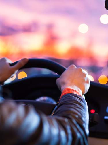 Ein Mann fährt in einem Auto ohne Versicherungsschutz.