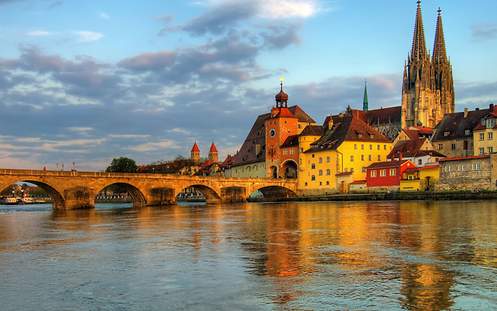 Das Bild zeigt einen Panoramablick auf die Stadt Regensburg. 