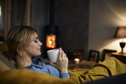 Junge Frau entspannt auf Couch