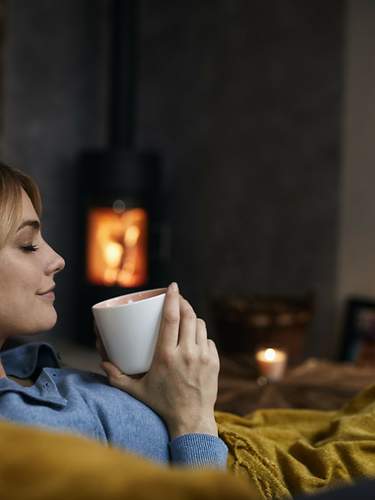 Junge Frau entspannt auf Couch