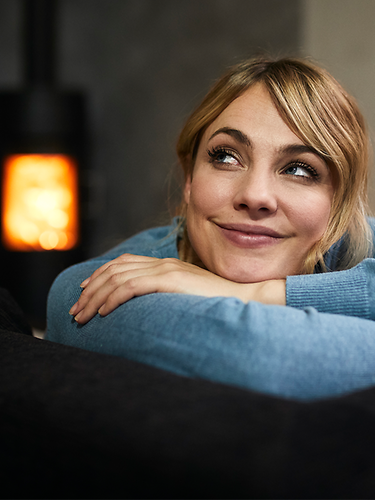 Eine Frau schaut zufrieden aus