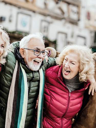 Vier Erwachsene freuen sich miteinander 