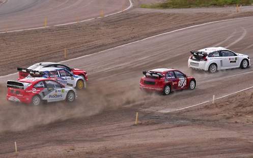 Rallyfahrzeuge bei einem Rennen