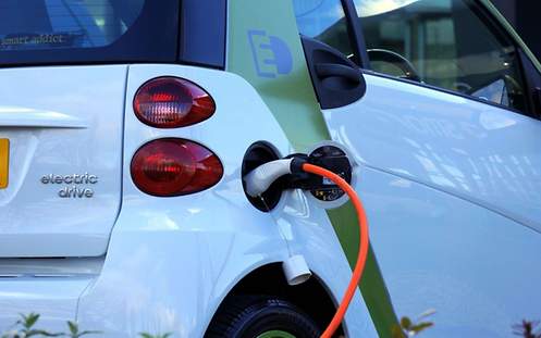 Elektrisches Auto wird geladen